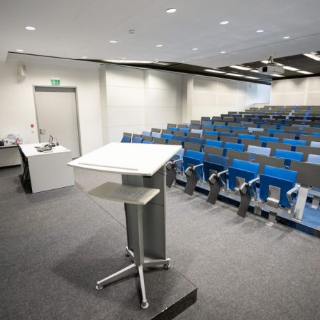 Moderner TUDIAS Hörsaal mit Pult