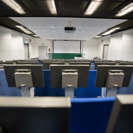 Geräumiger TUDIAS Hörsaal mit Leinwand